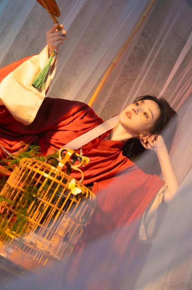 陈小纭身上的诡魅感陈小纭以《放蝶》为灵感的古风写真很有心思，“蝴蝶不是笼中物” 