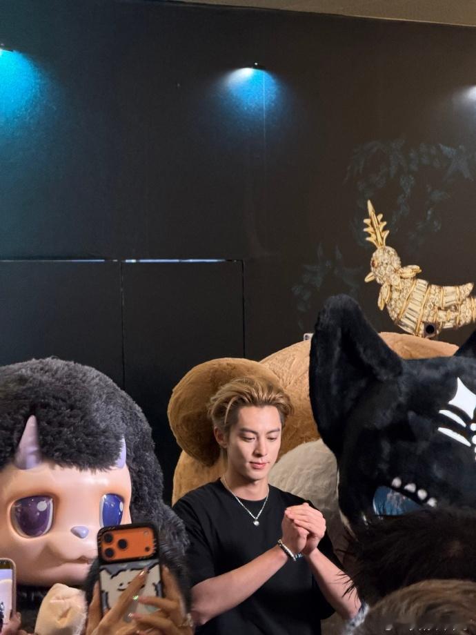 王鹤棣新加坡线下生图王鹤棣新加坡生图真的杀疯了，无修直出都这么能打，五官精致身材