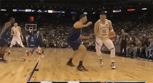 里约奥运会上，CBA第一小前锋李根低位单打克莱汤普森，两次撞向汤普森之后，汤普森