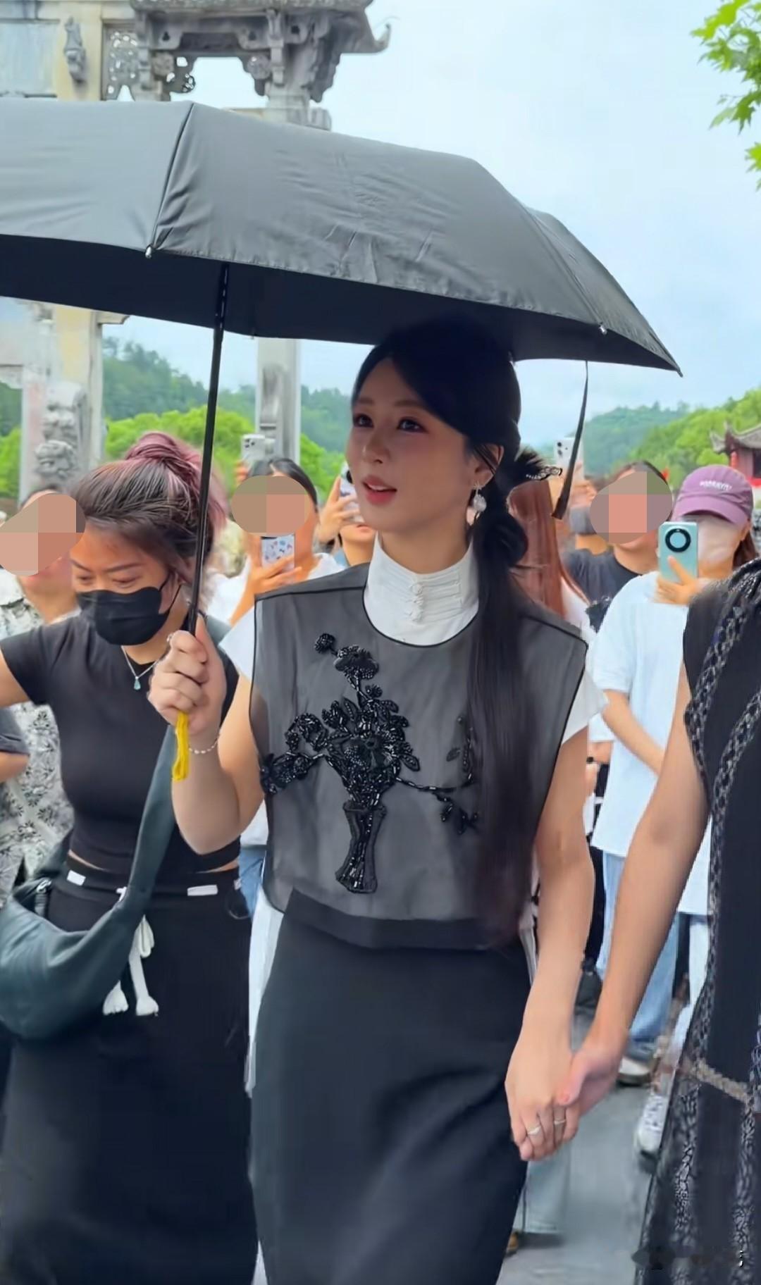 6月4日，杨紫现身徽州西递古村，现场人气火爆到不行。她一身新中式暗黑穿搭亮相：内