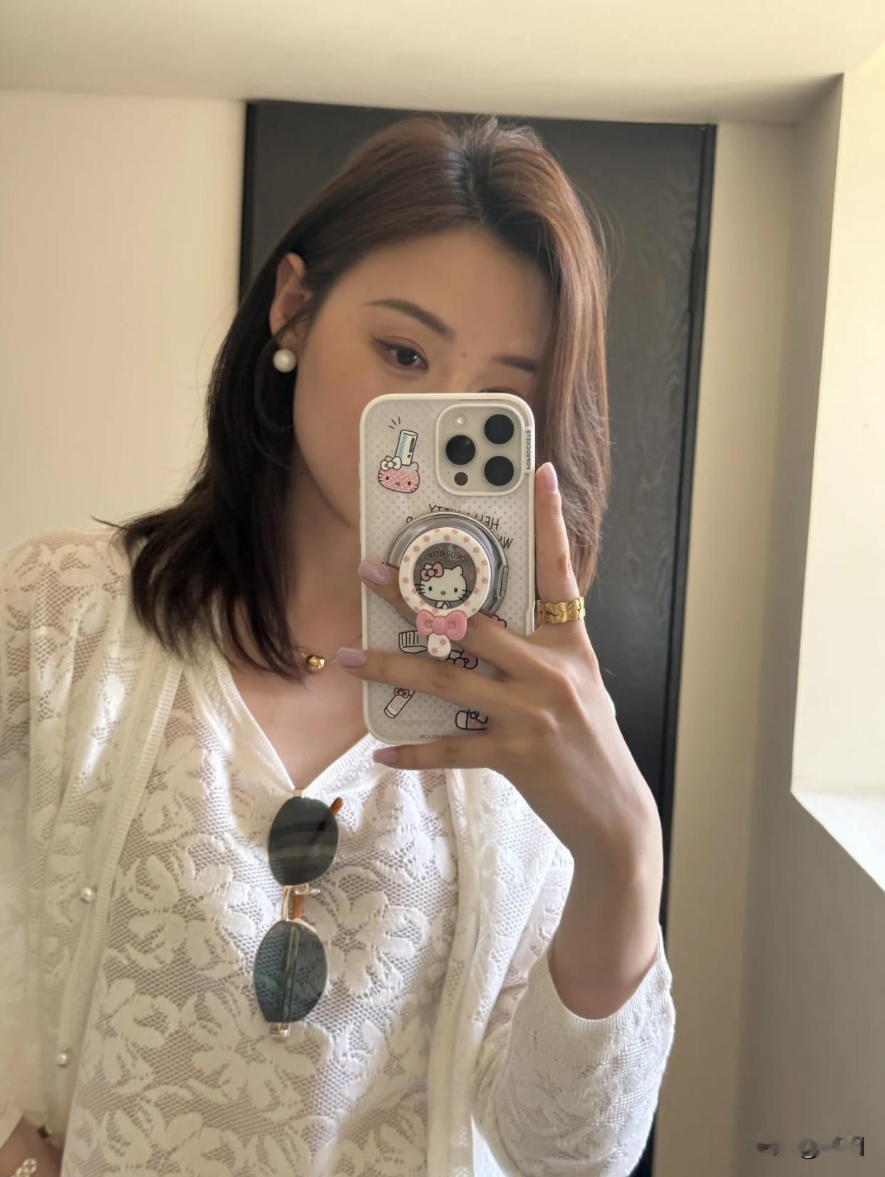 什么样的女生让人过目难忘?女生姿态里有“风”，自带松弛感。她们走路带风、坐下如水