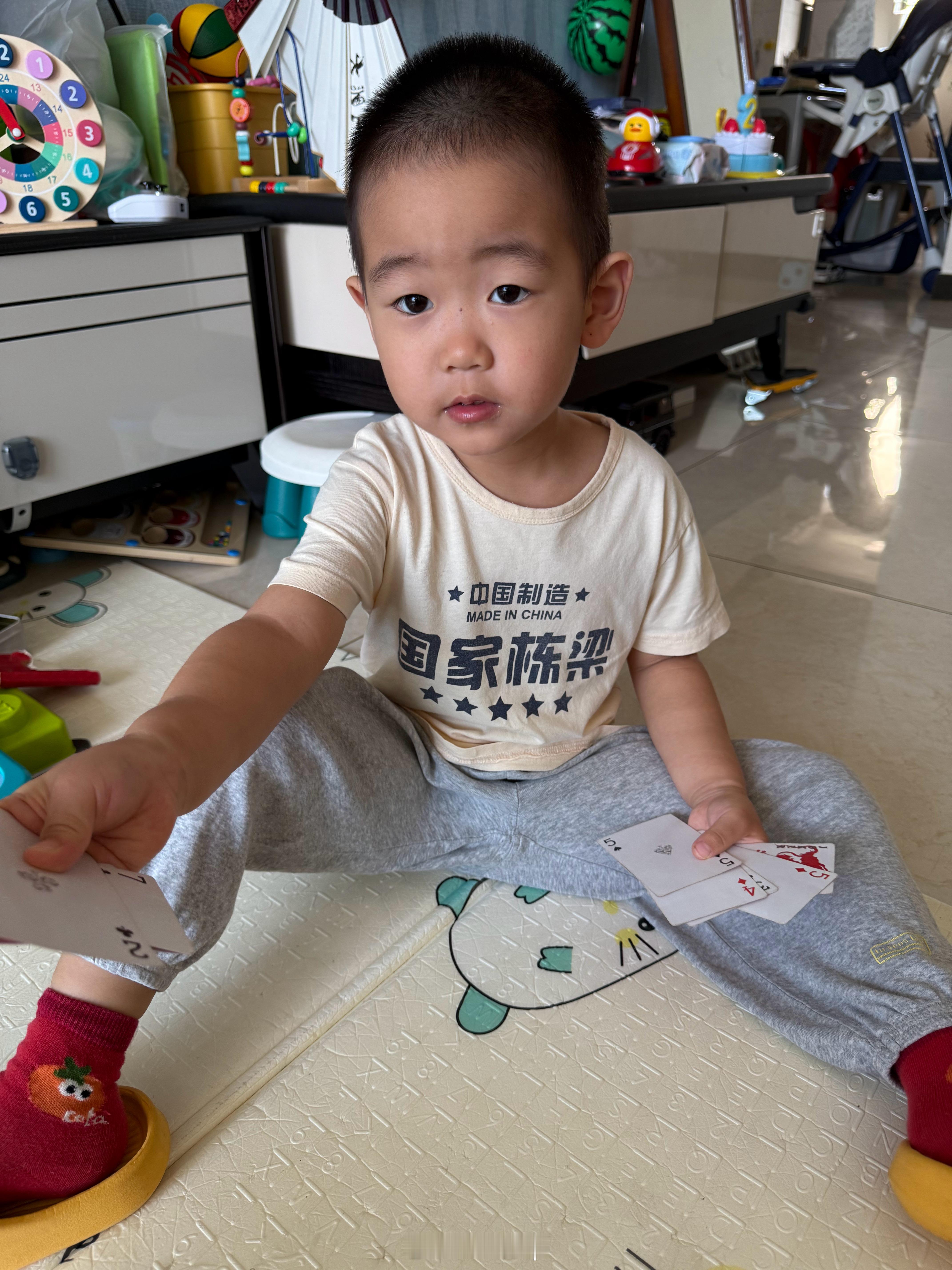 早上起来就打扑克，看来很难成为国家栋梁了，我还是降低对孩子的预期吧[笑cry][