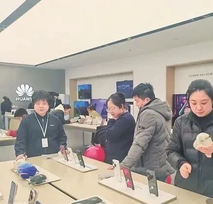 手机不会马上降价，长期看国产存储和供应链升级会缓解压力，但至少今年，涨价是常态用