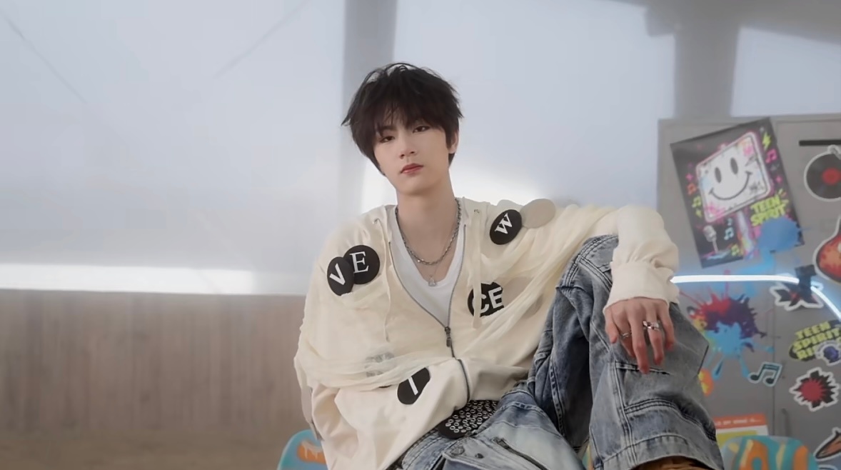 李煜东 小小的老子有了偶像包袱东东只是一个爱耍帅爱装酷的小男孩哈哈哈哈，年纪小小