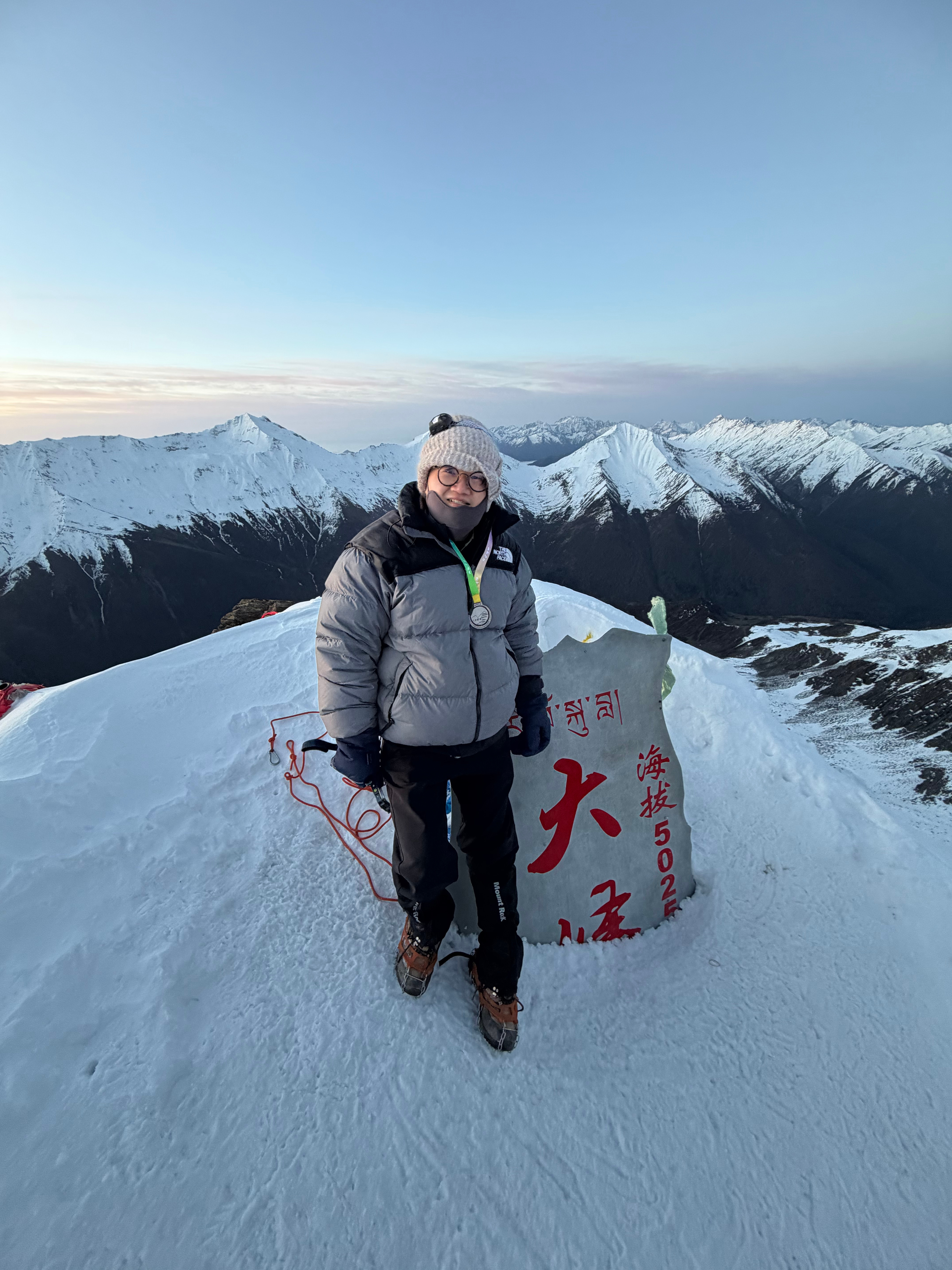 今天硬得很、早上6点徒步攀登四姑娘山大峰5025海拔！这两天暴走了20公里了