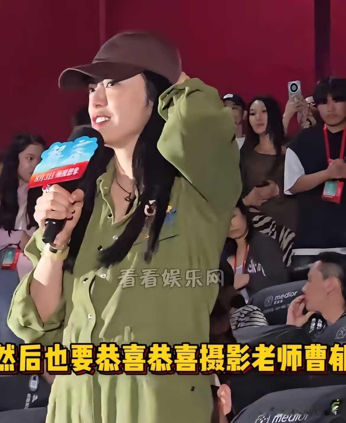 肯定出情况了，要不没必要来这一出！还强调多年前离婚！
姚晨离婚还去曹郁的电影首映