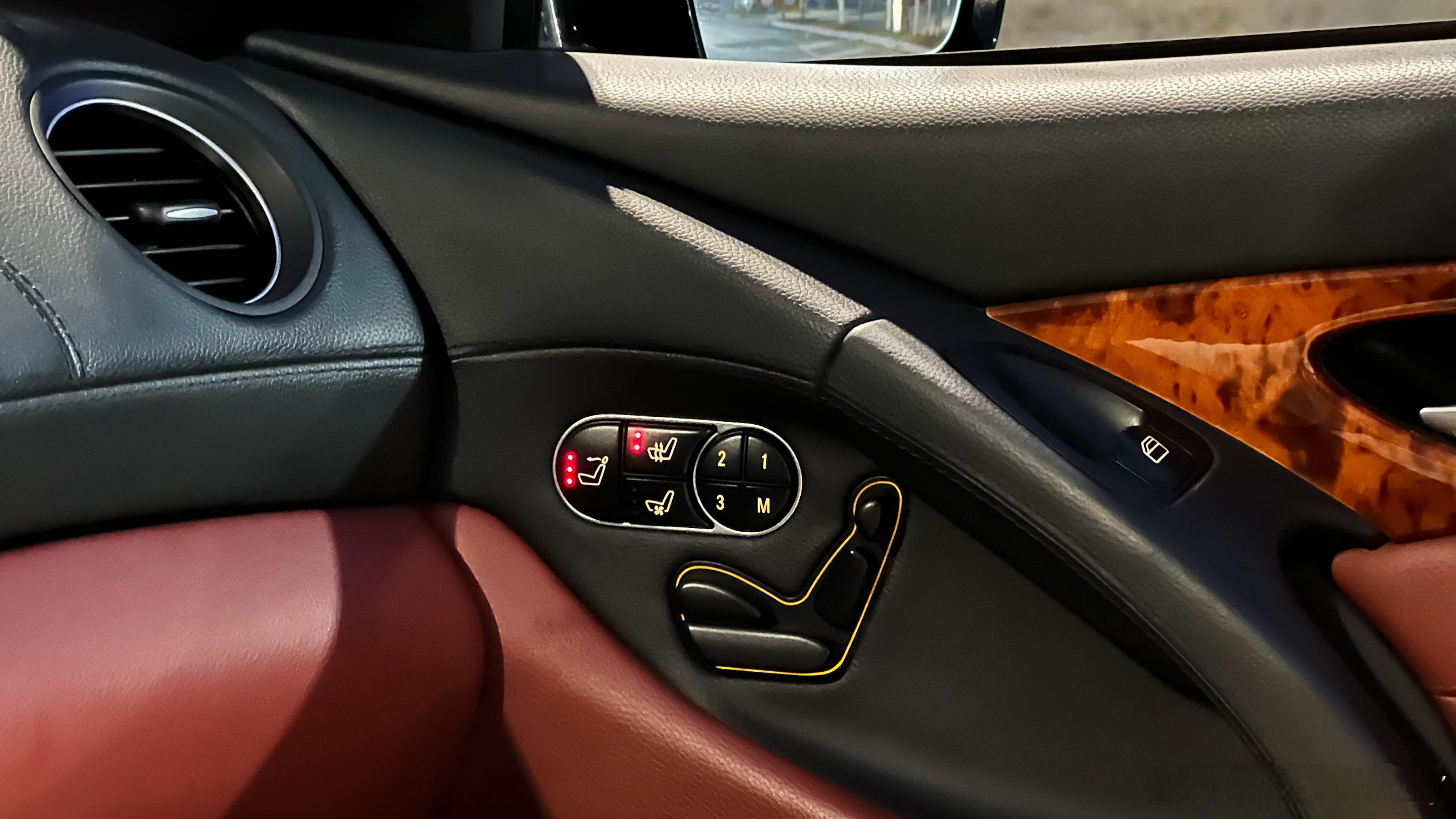 天冷了，赶紧打开敞篷，打开座椅加热，脖子加热，太爽了，就跟泡雪山温泉是一样的感觉