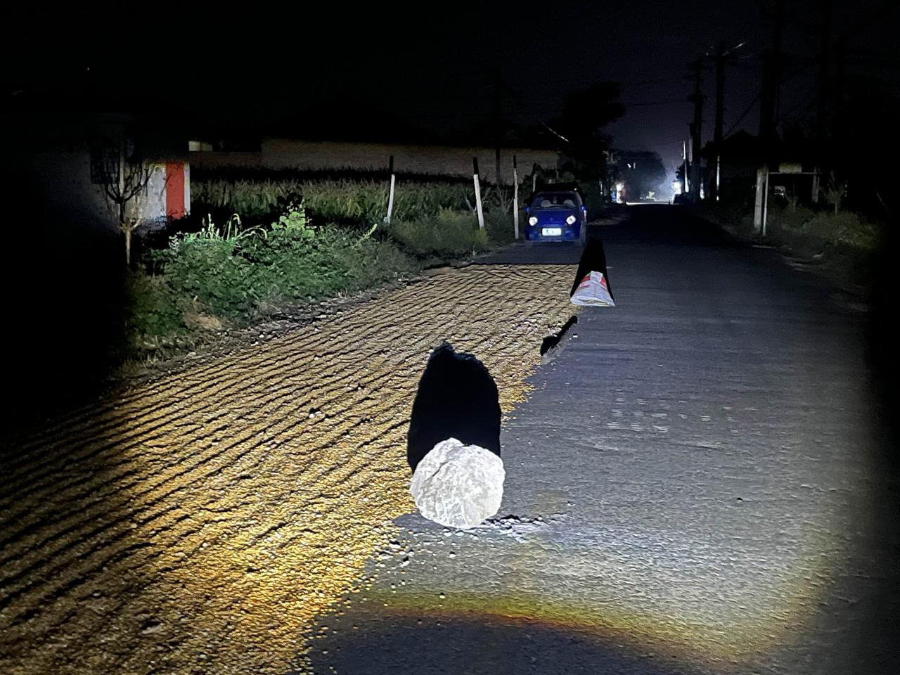这个季节的乡村道路尽量不要走，到处是占路晒玉米的，而且晒玉米可以理解，但是放那么