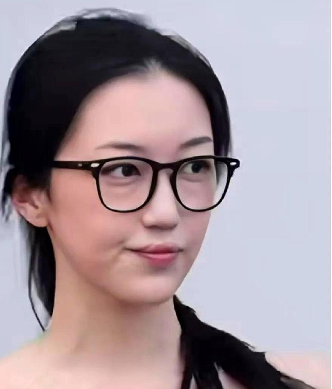 看了李嫣的嘴唇，心里其实挺不是滋味的。
这姑娘从出生起，就被塞进了一场没有剧本的