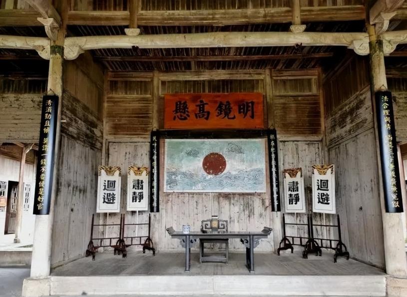 康熙己丑年，山东蓬莱一条逼仄小巷里，一男子从小屋中冲出，一斧劈开仇人天灵盖。
随