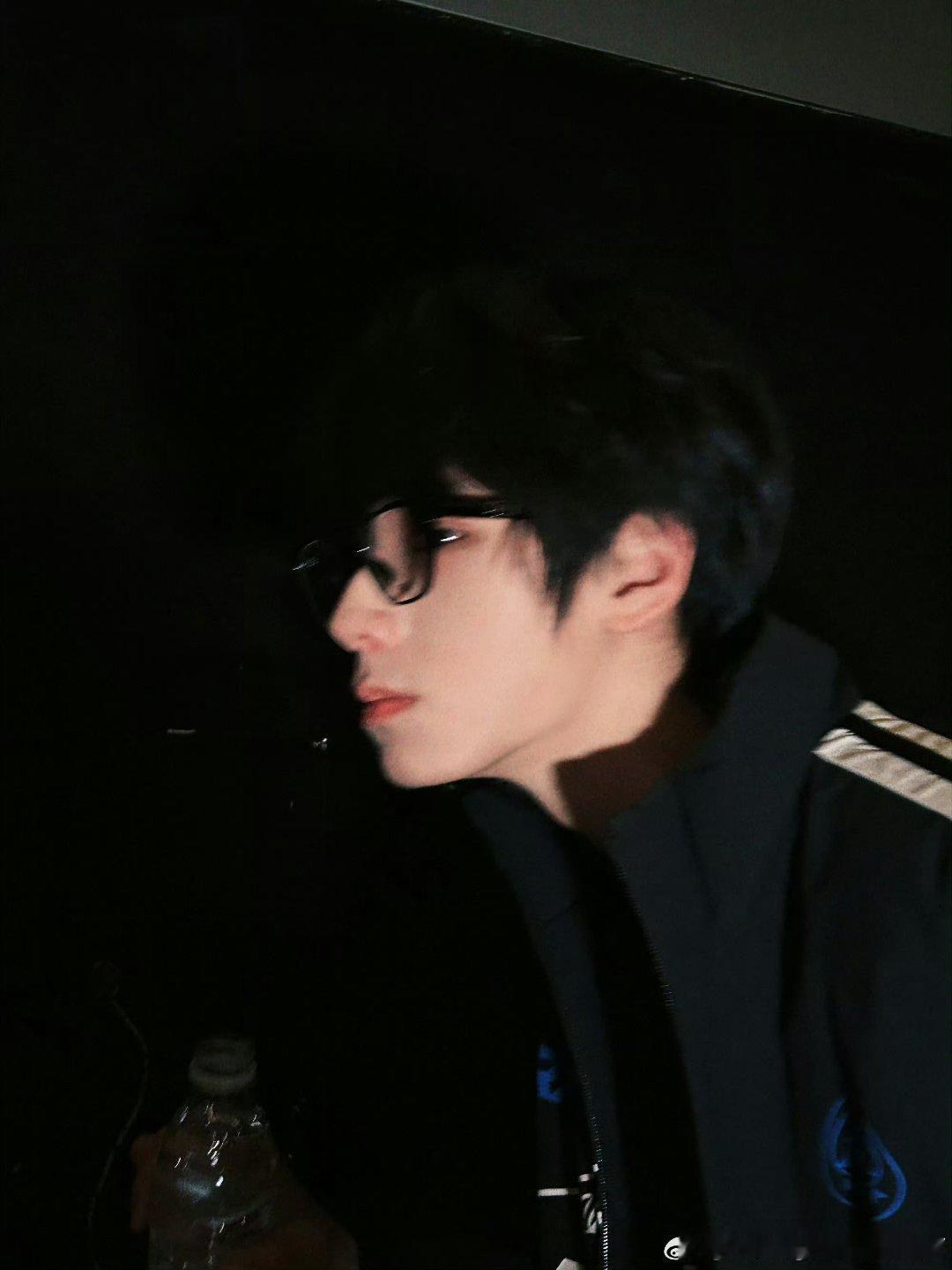 王橹杰眼睛还没好王橹杰眼睛里的爱心 眼睛还是红红的 ​​​