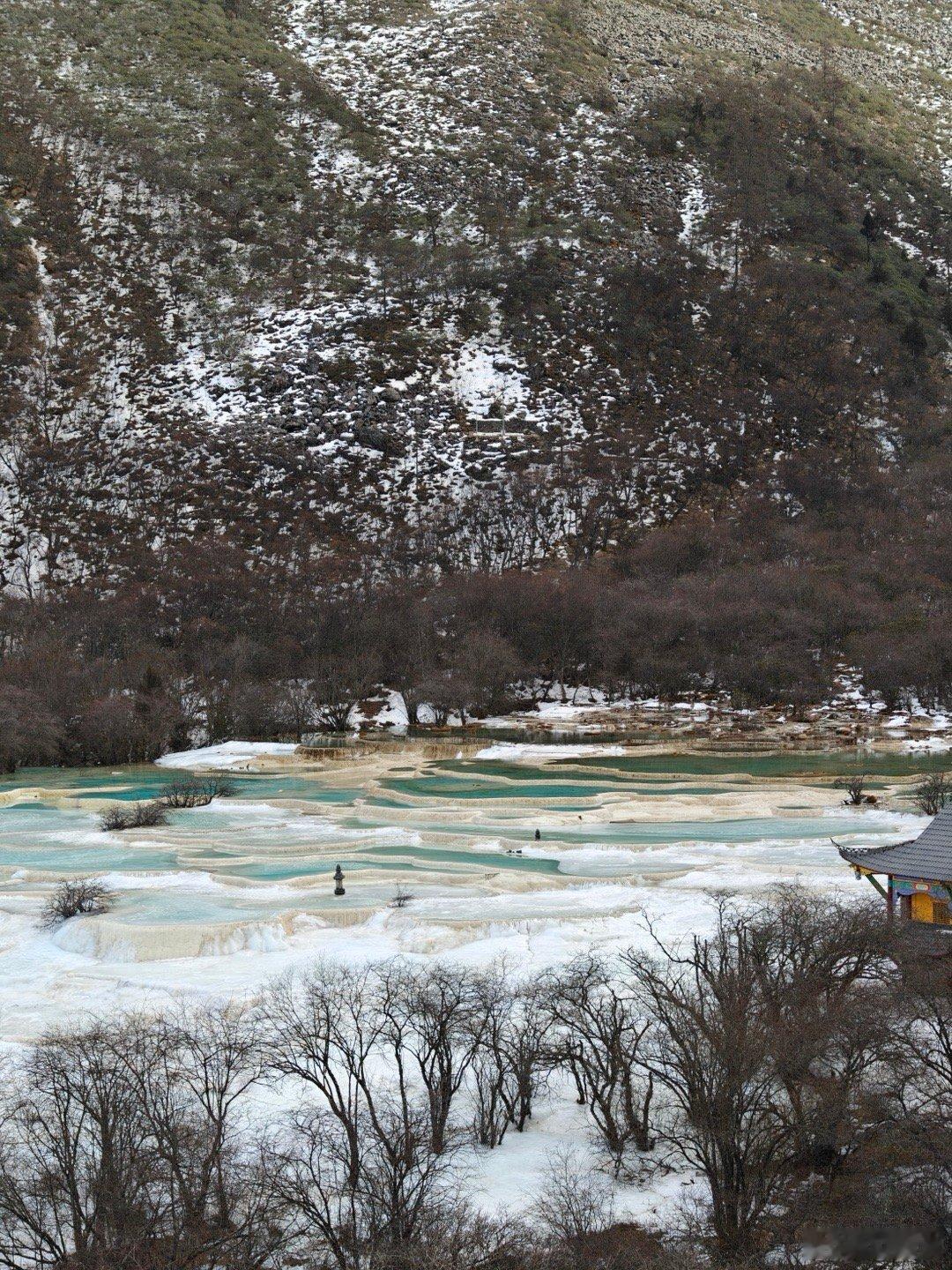 打个卡，冰封五彩池，还是夏天来更美。 阿坝·五彩池