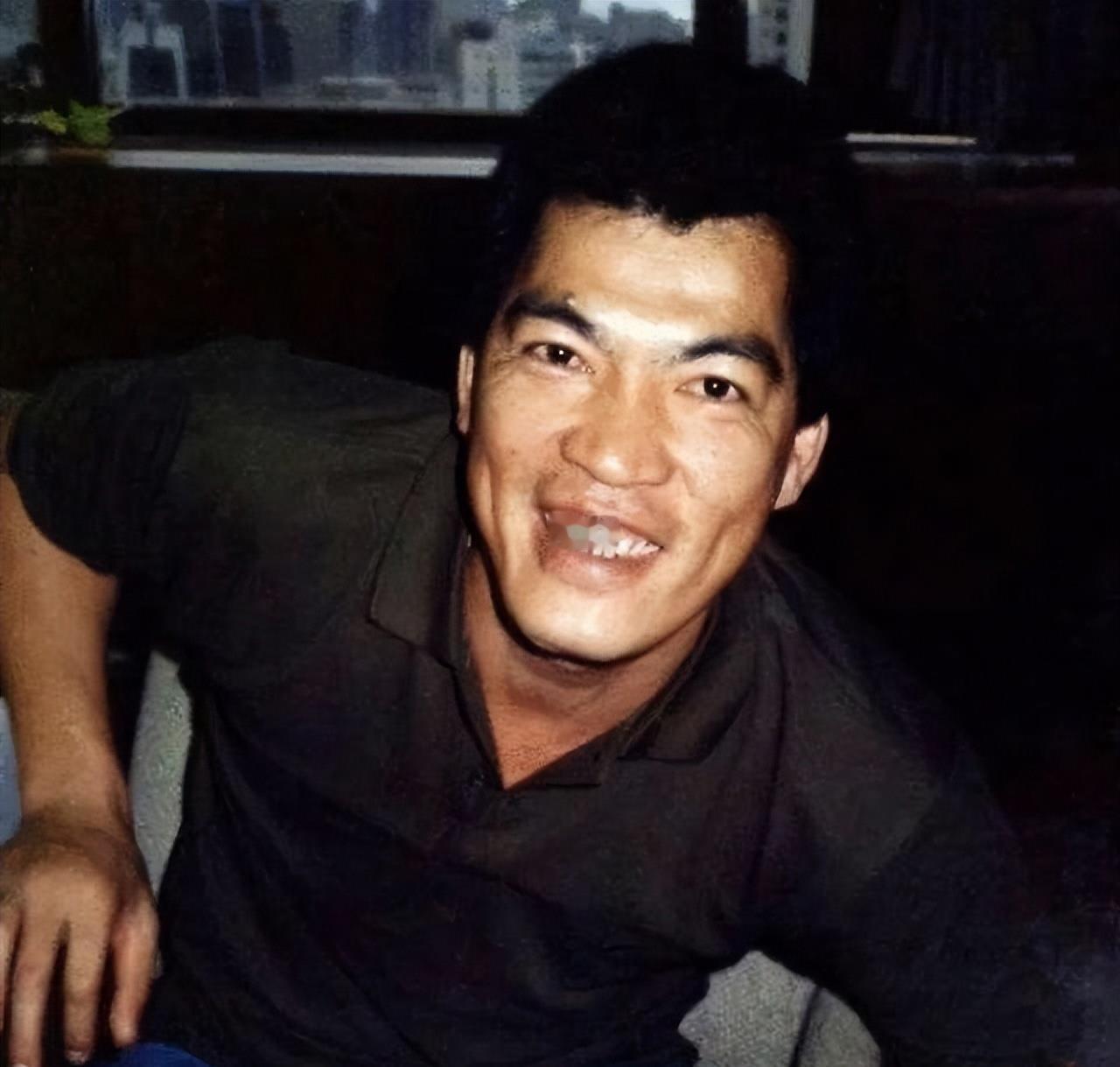成奎安死后太唏嘘：大儿子吞遗产，小儿子交不起学费，港圈老友凑钱护娃

银幕上的成