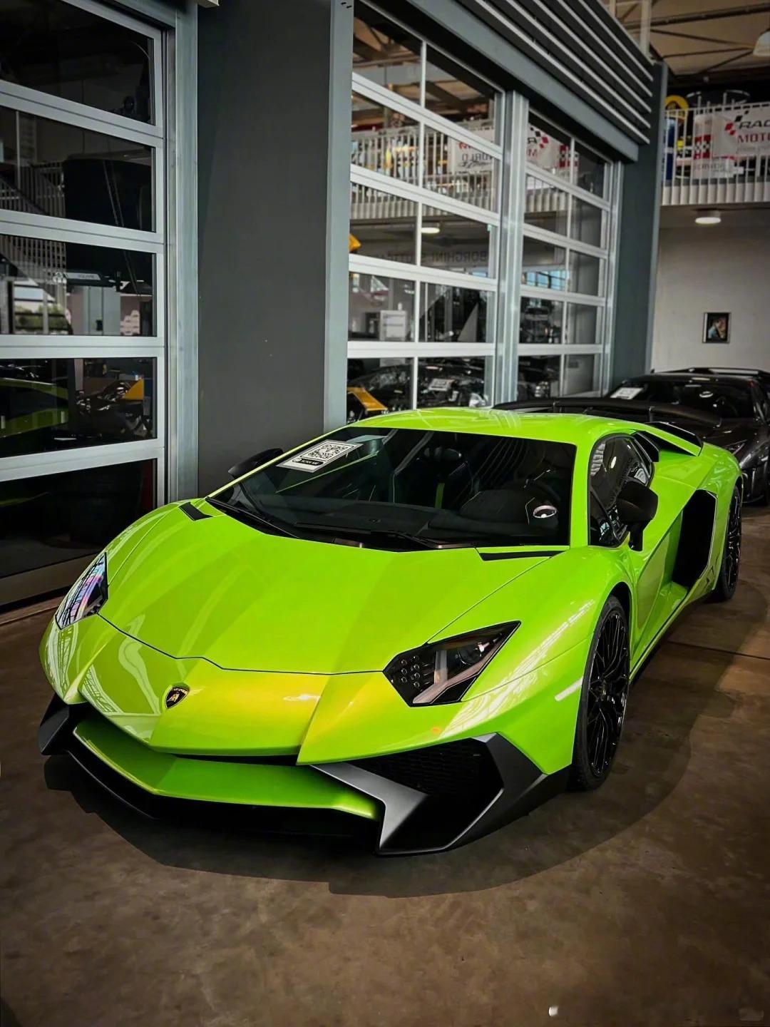 这个死亡荧光绿在Lamborghini Aventador SV身上还还怪好看的