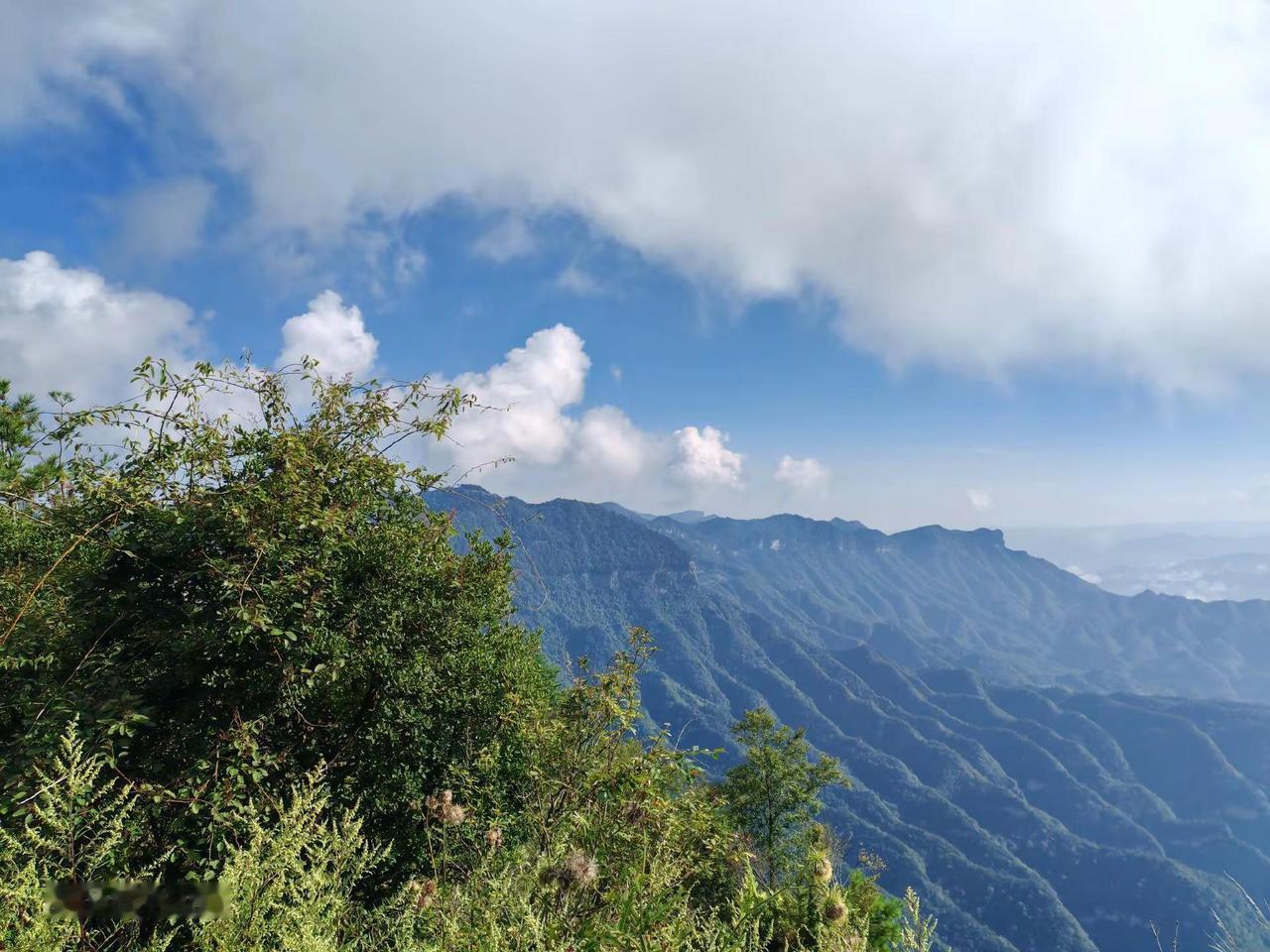 龙神阁上看风景。大山深处的画卷