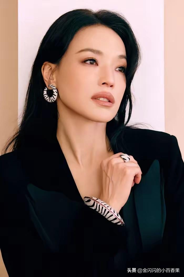 刚才一时激动说舒淇“干翻巩俐、郭晶晶、宋佳”拿下卡地亚，结果被友友科普才明白，原