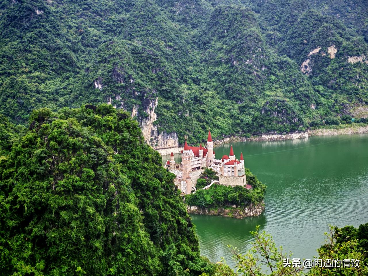 在安顺避暑，自驾到兴义，8月6日上午游览万峰林后，又赏万峰湖和吉隆堡。午饭到则戎
