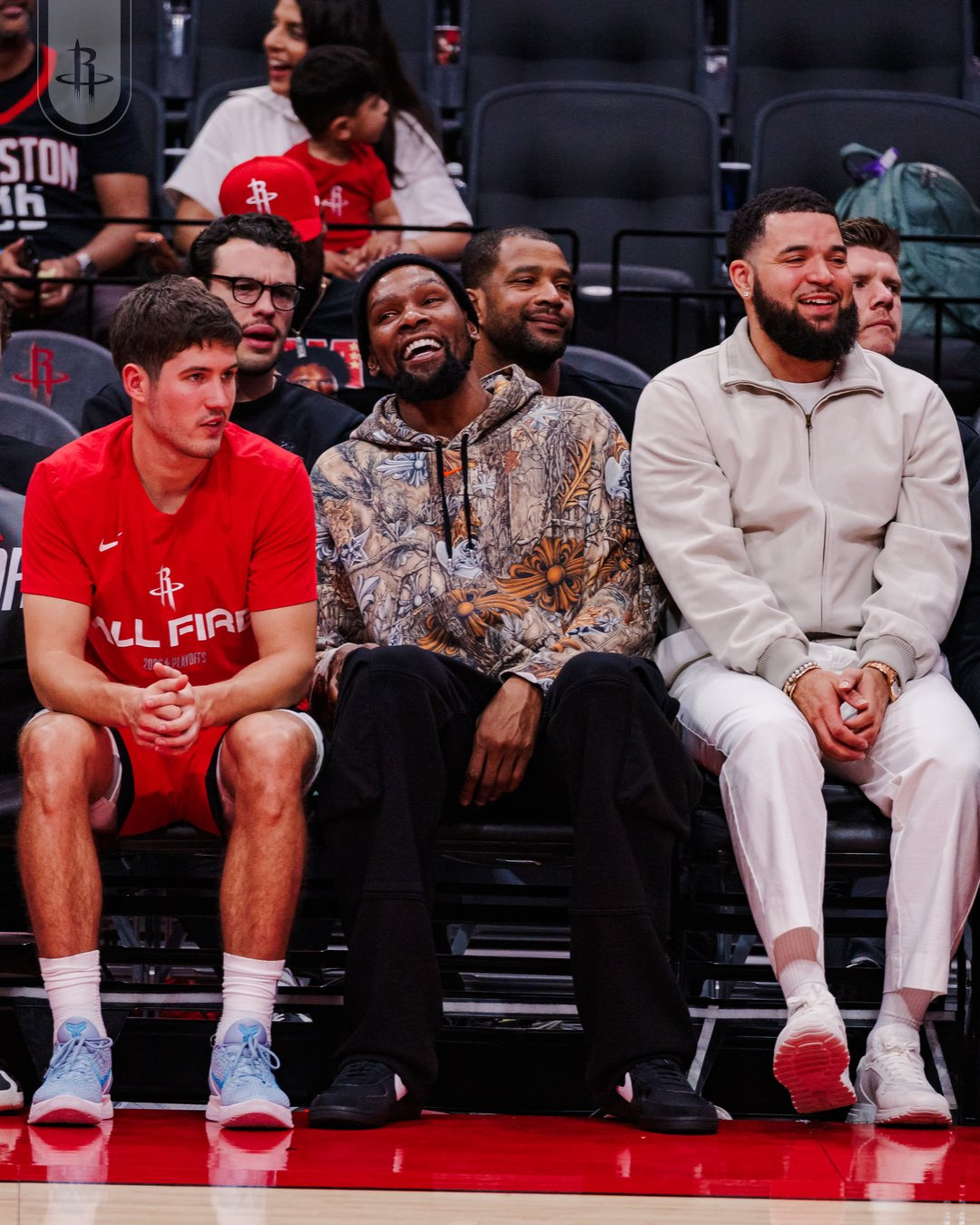 火箭官方晒出杜兰特在替补席爽朗笑图，用实际行动击破外界谣言！ 