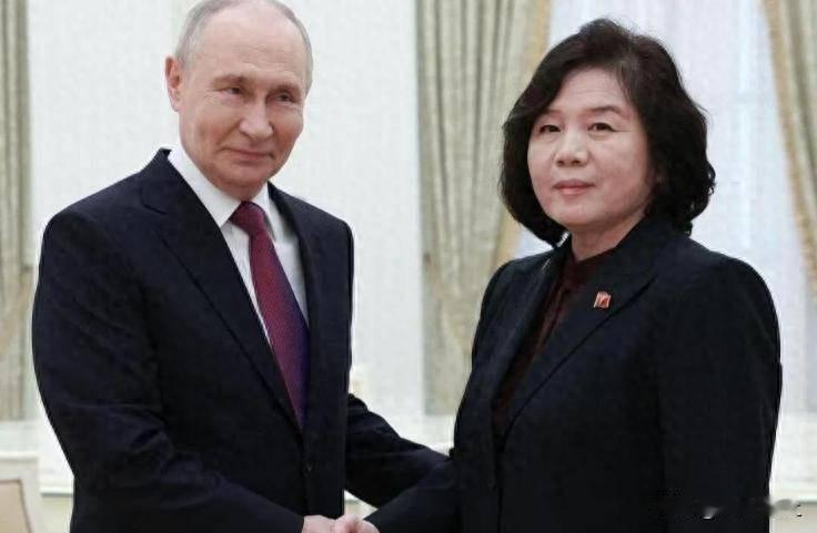 一次简短的握手，多方陷入“焦虑”。当普京在克里姆林宫，握住朝鲜外相崔善姬的手，说