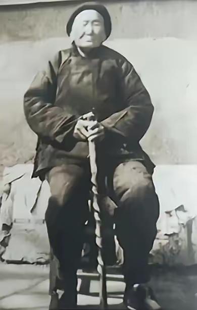 1941年，一位老妇人请“汉奸”侄子吃饭，突然压低声音道“孩子，给我弄300发子