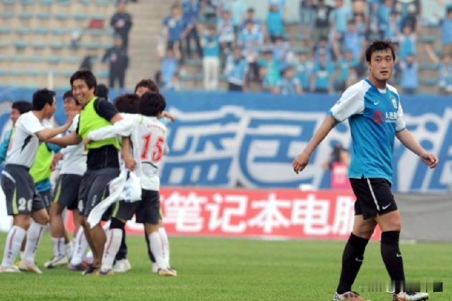 2011年，阎嵩回归大连实德队。主教练朴成华只是看过他的一场训练对抗赛，就坚定地