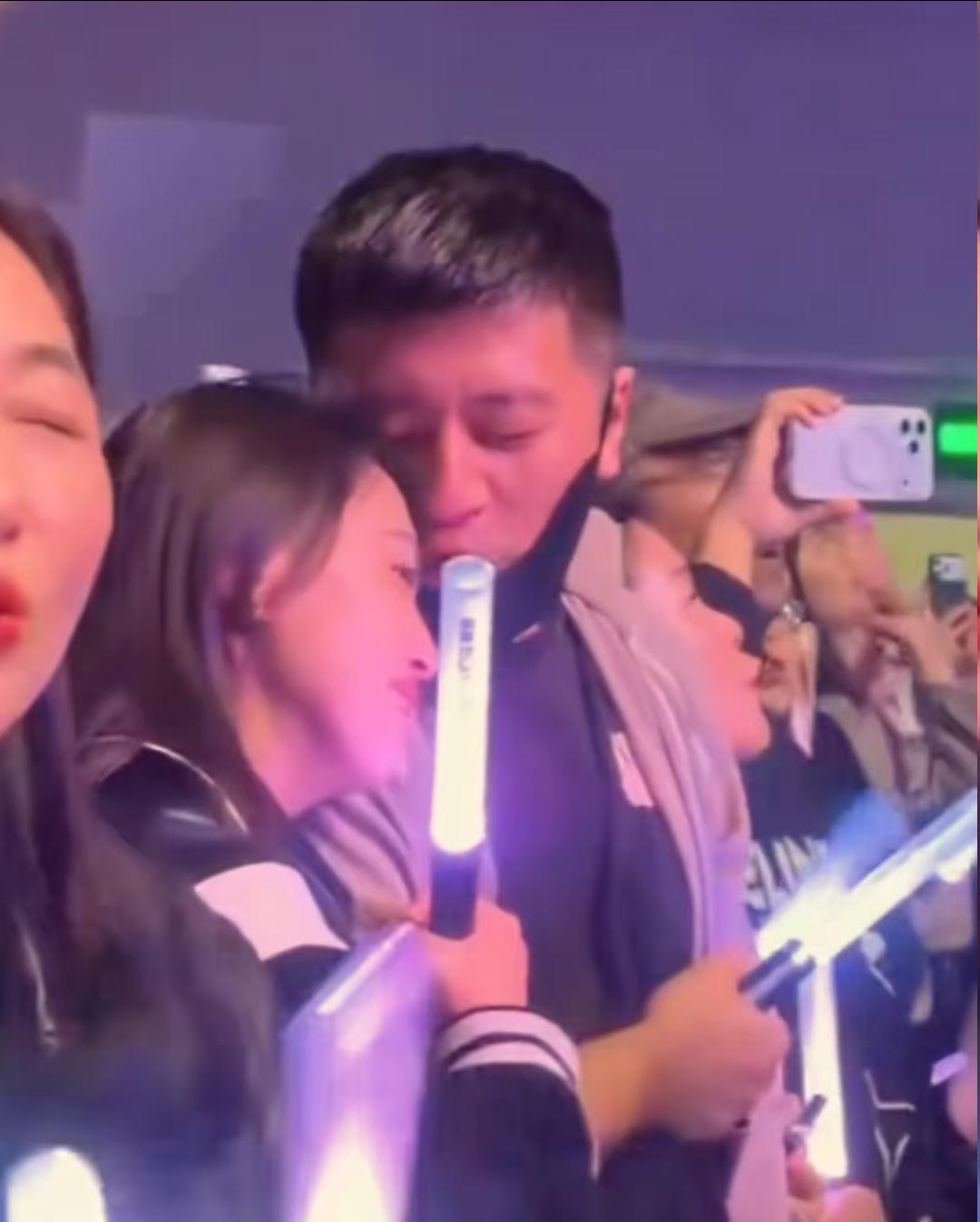 看老张这狠劲儿，一口一个爱着你，旁边的美女显然一副幸福的模样，很是陶醉，我一度以