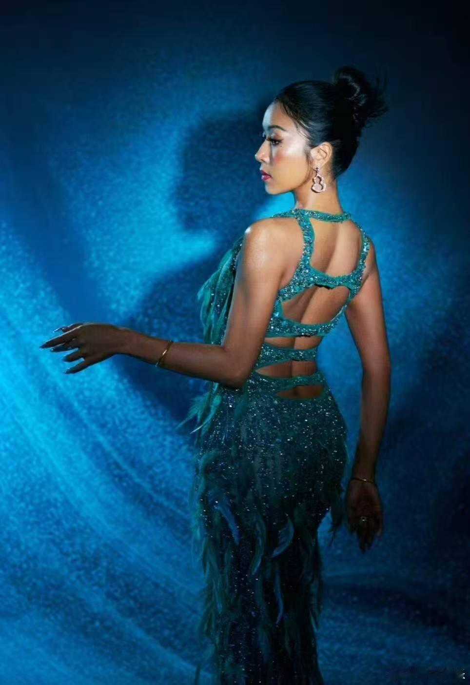 吉克隽逸妆造从不打安全牌 吉克隽逸又双叒叕放大招！这次直接将整个“金矿”戴在身上