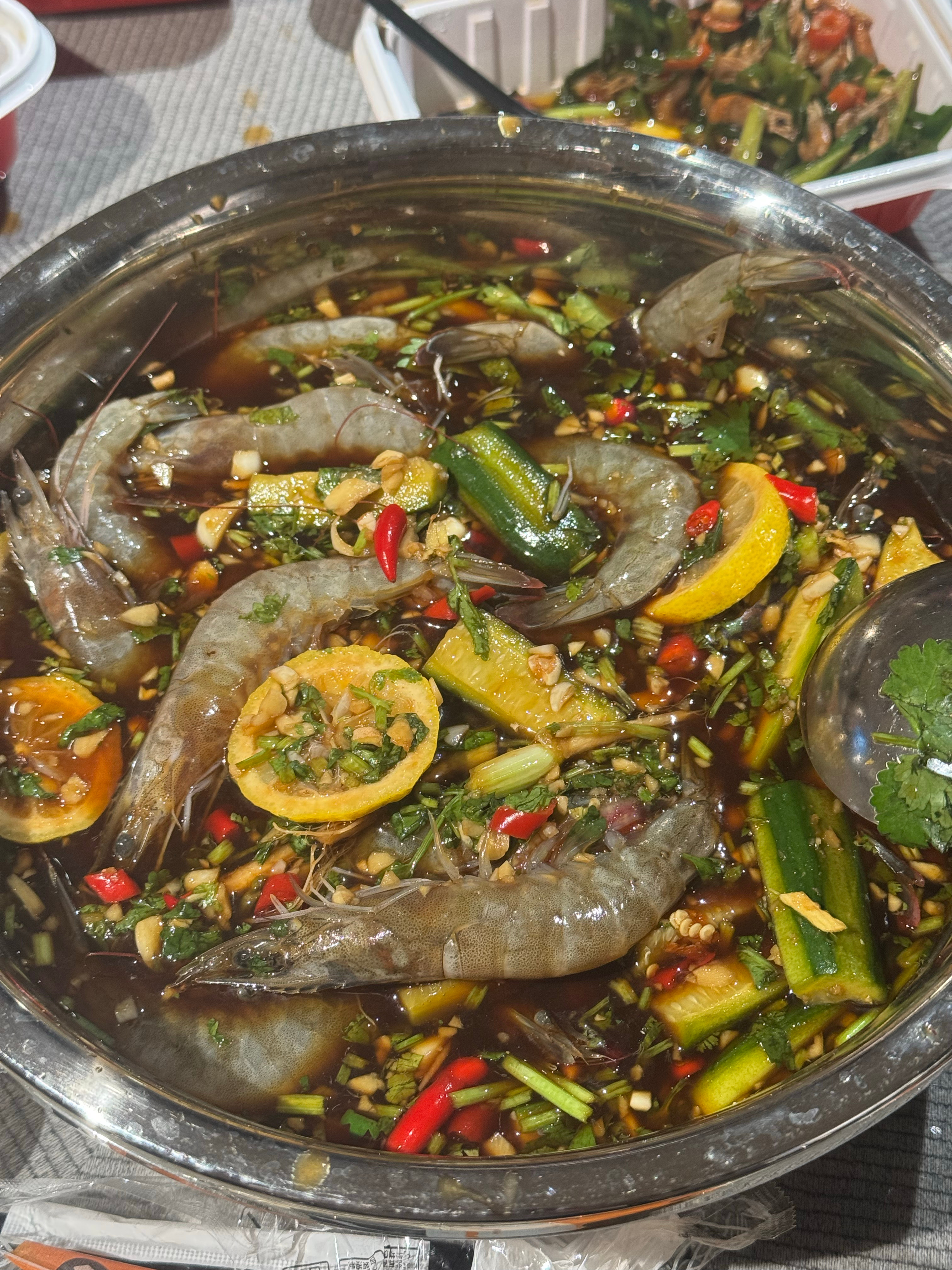 这是我第一次吃生腌虾，虾肉糯糯的甜甜的一点也不腥耶！