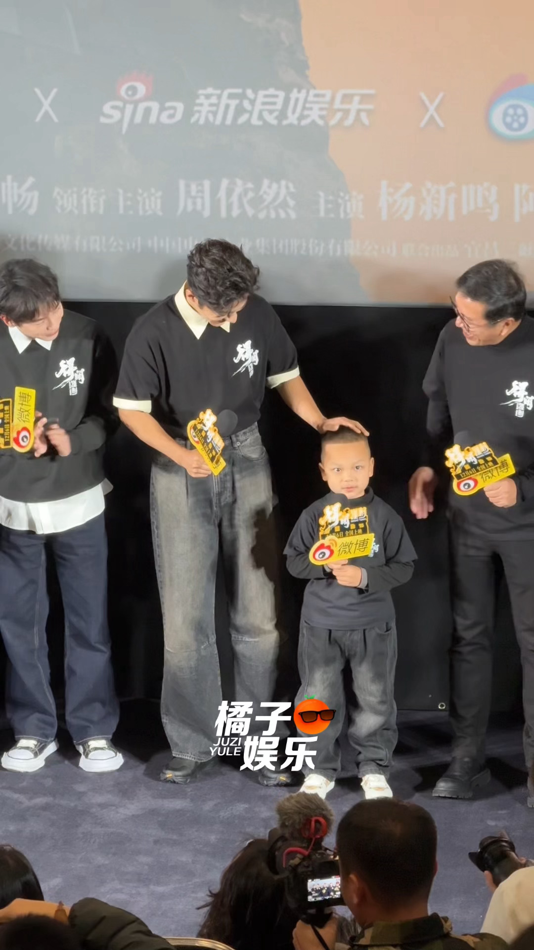 等我小了我也要肖战哥哥摸我头🥹🥹等我小了我也要肖战哥哥摸我头