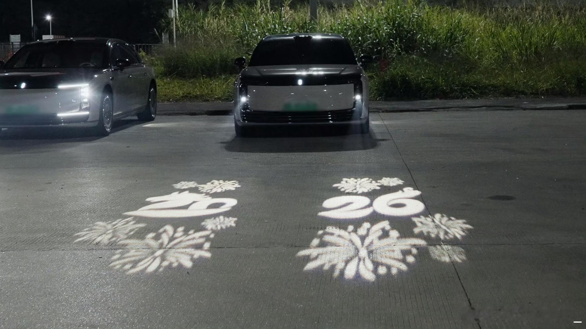 马年出门还得是马到成功广州街头偶遇马年专属浪漫！车灯投射出的“马到成功”光影太吸