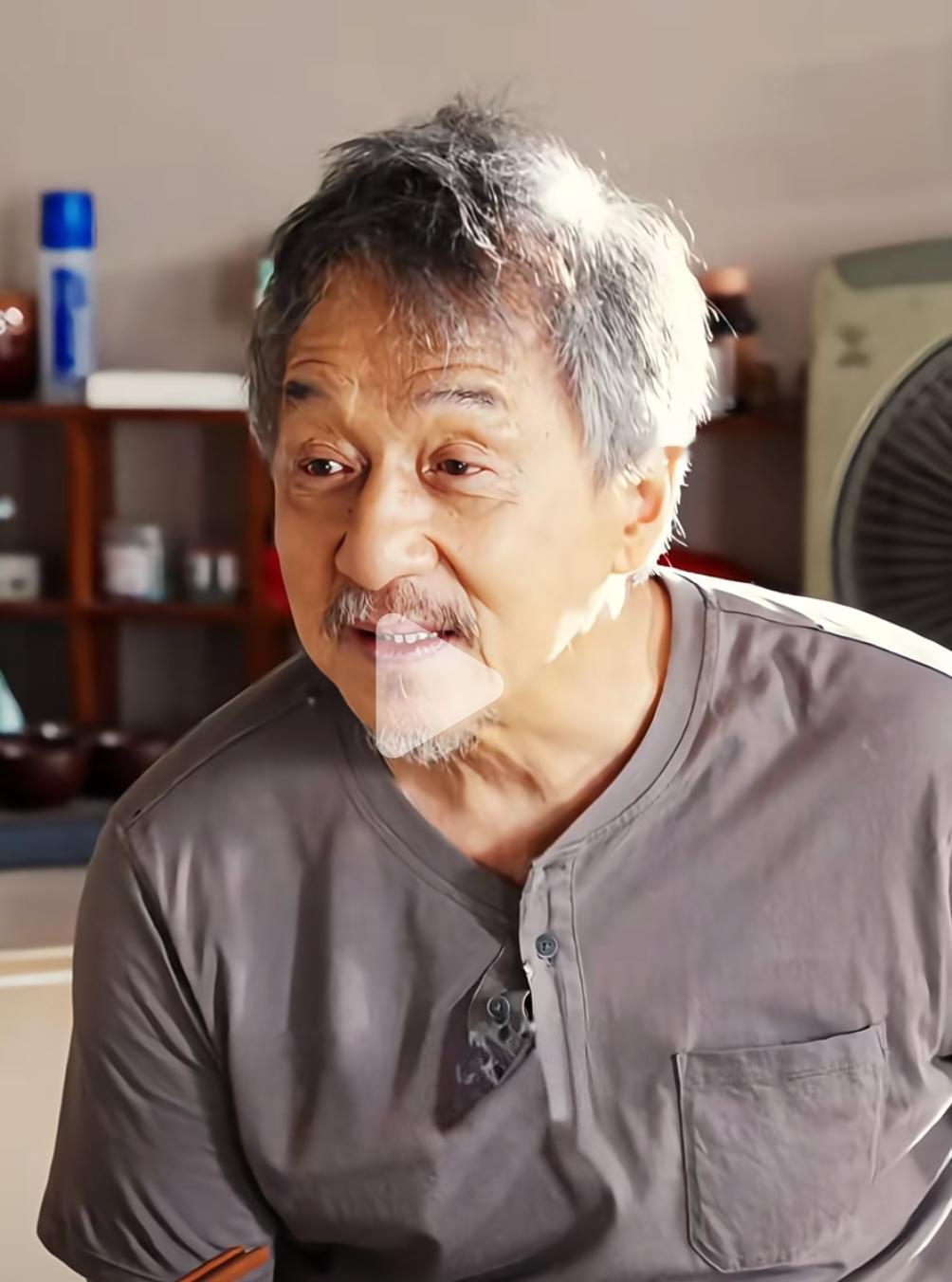 71岁成龙自曝淡然生死
透露自己与儿子几乎零交流
以前基本上一年才有的打一次电话