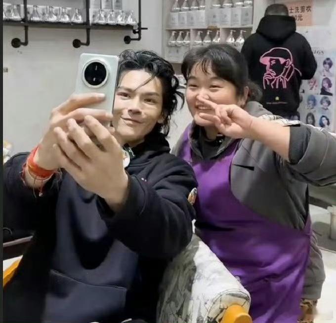 晓华说向佐像大哥哥一样 不得不说，向佐还真能处呀，不但自己玩梗，而且还真去了，等