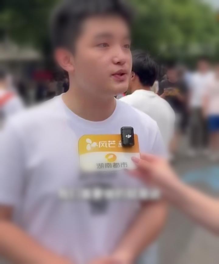 高考语文刚考完，湖南师大附中一位谭同学火遍网络。面对记者询问考题难度，这位理科生