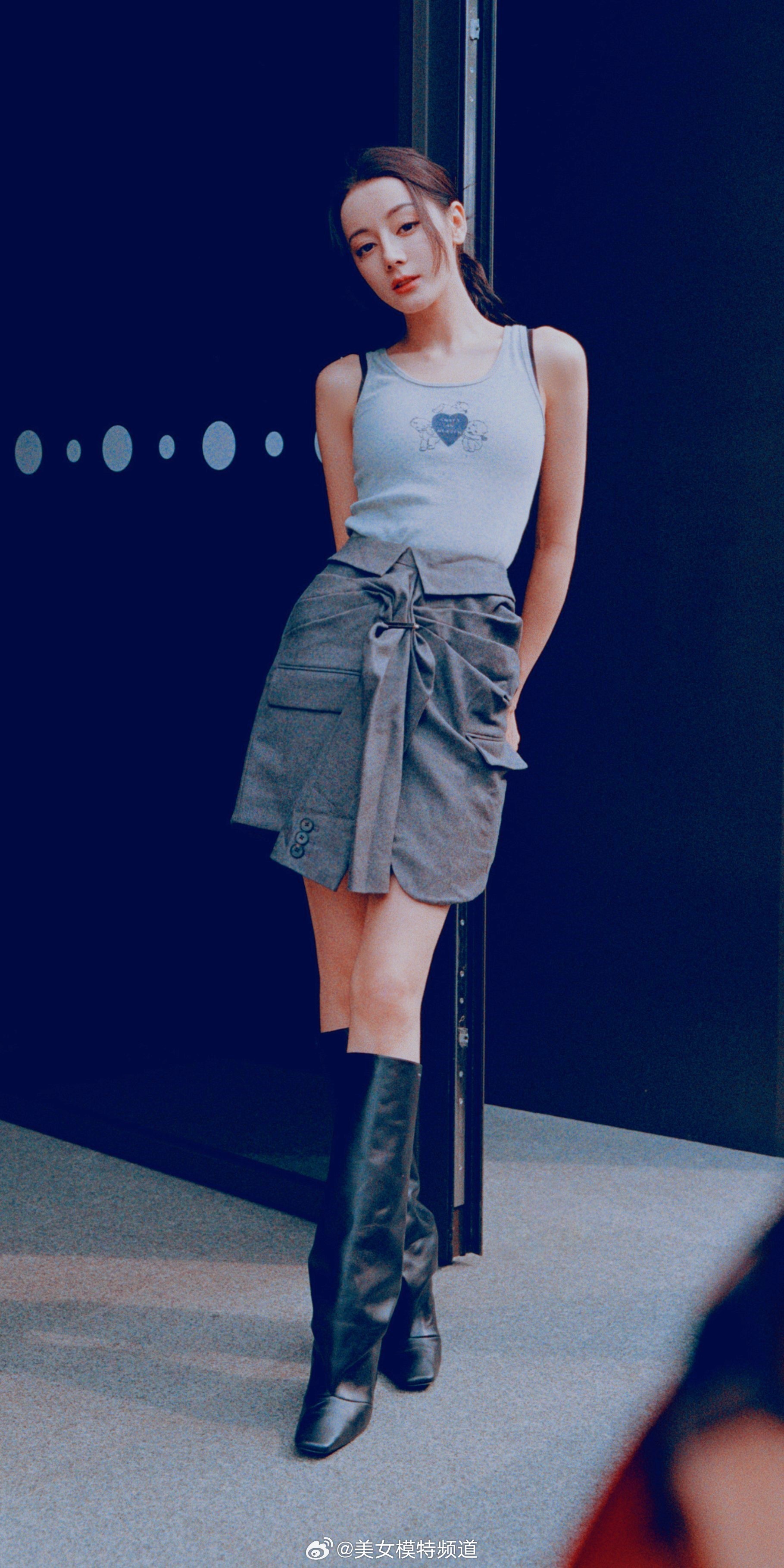 迪丽热巴花儿与少年运动风穿搭 