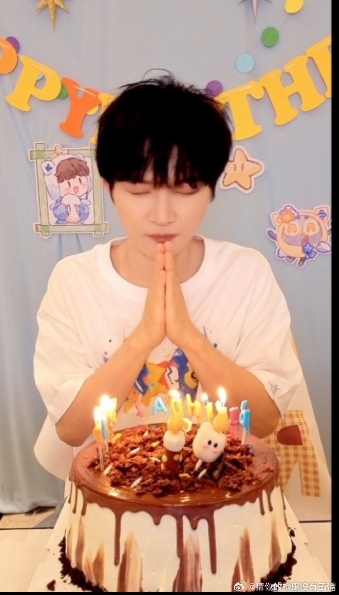 周深肺活量大的弊端出现了周深连吃四口蜡烛周深生日直播搞笑片段，吹蜡烛环节大型翻车