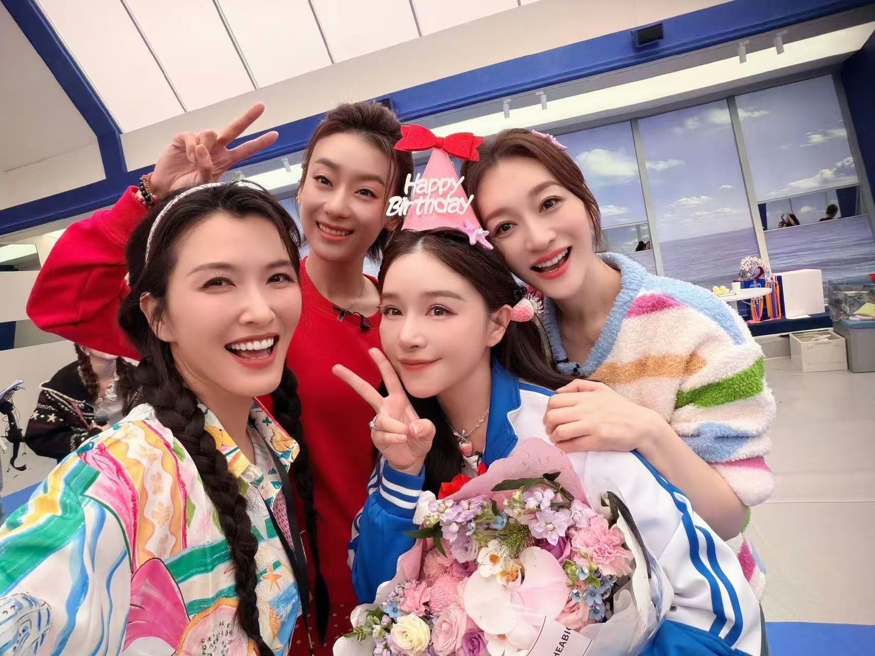 阚清子生日晒浪姐合照阚清子说在浪姐过生日很幸福阚清子生日晒浪姐合照，收到了很多很