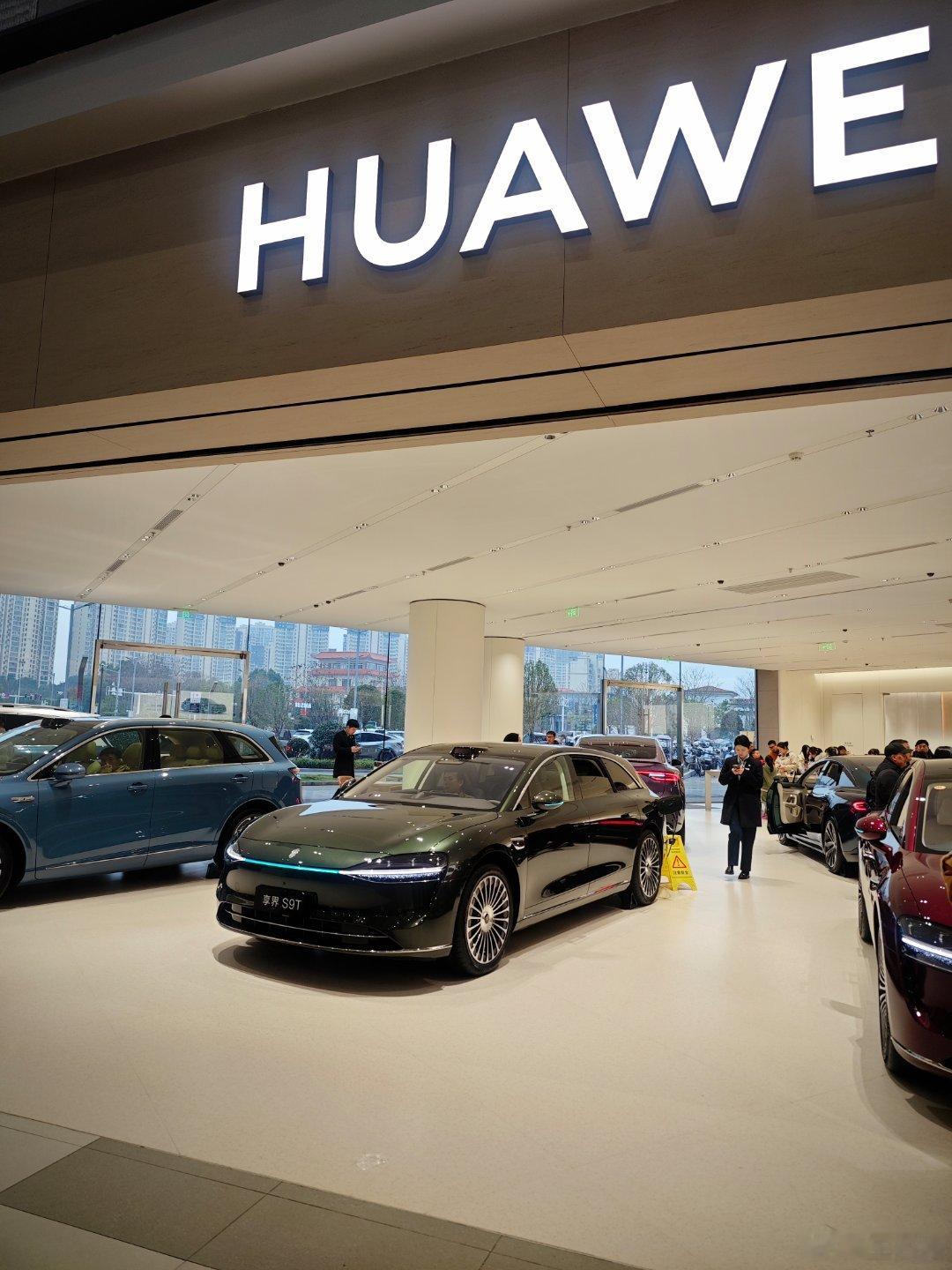 新开业的永旺，华为门店人山人海，大人一桌，小孩一桌，其乐融融。为华为点赞，为中国