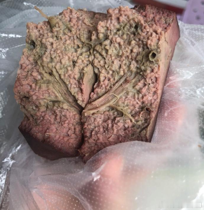 猪肝现此模样，看着着实奇怪。不知是否还能安心下咽？其状令人心生疑虑，真纠结这还能