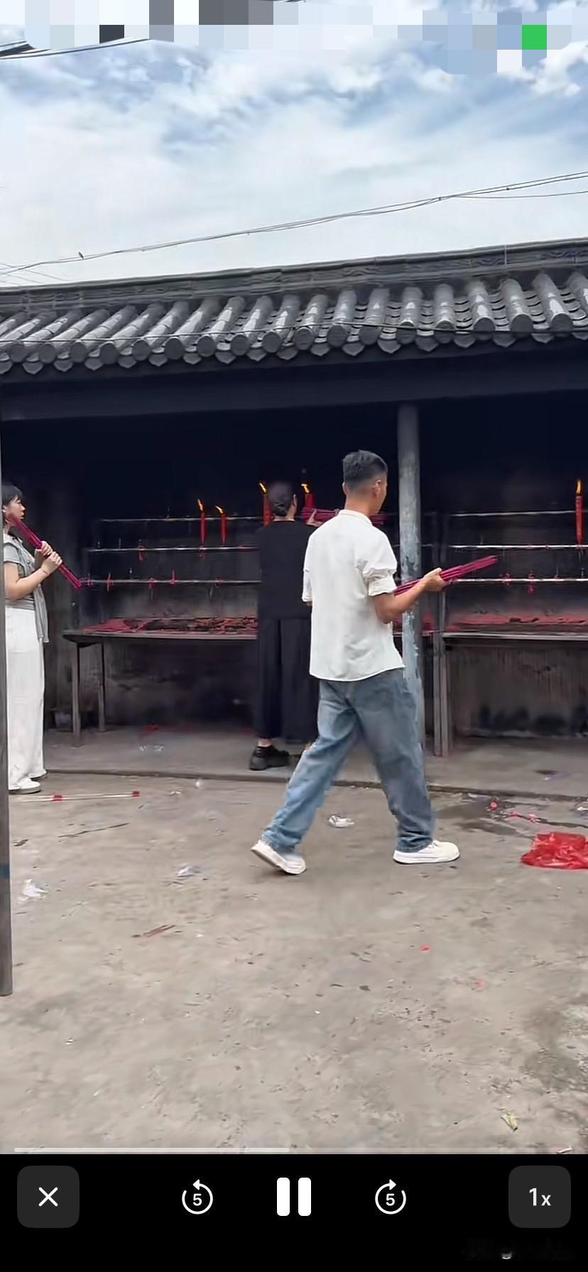 厉怀远在浙江温州老家卢田和家人一起参加当地的民俗活动！
厉老二在家人陪伴下，和大