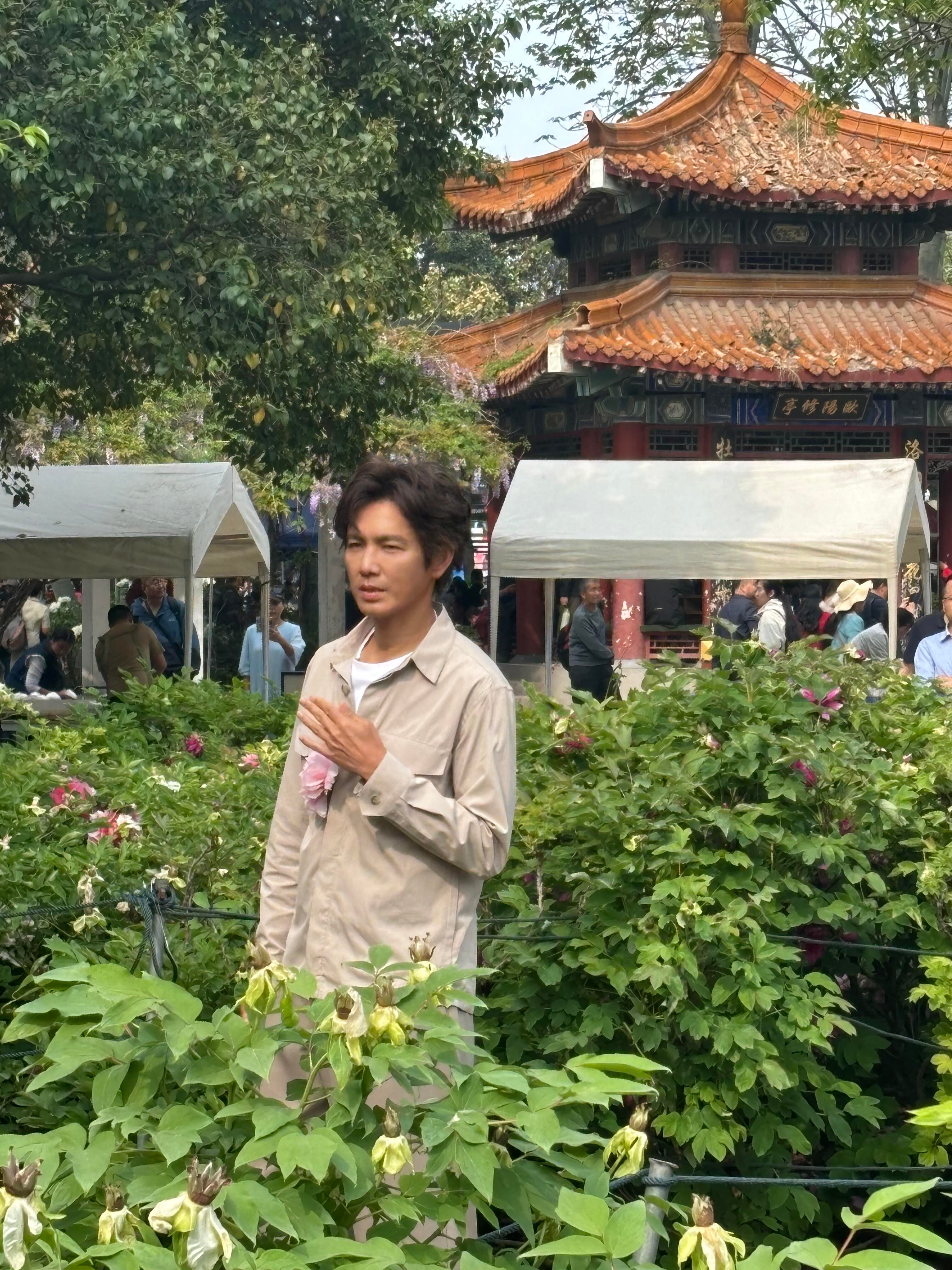 有网友在洛阳国花园偶遇钟汉良 