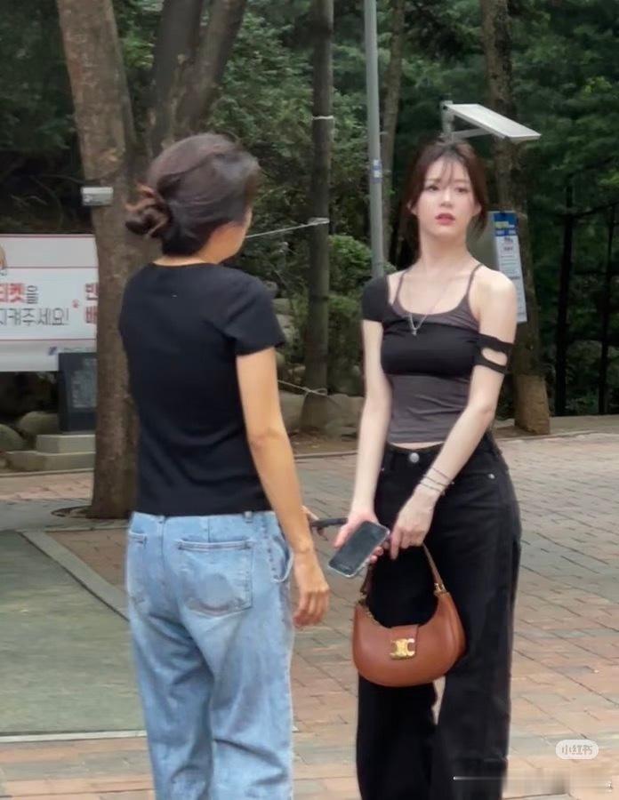 高允真就是我说的：要把皮肤、头发、发型当成你最大的装饰品。我们看珠宝、珍珠会看它