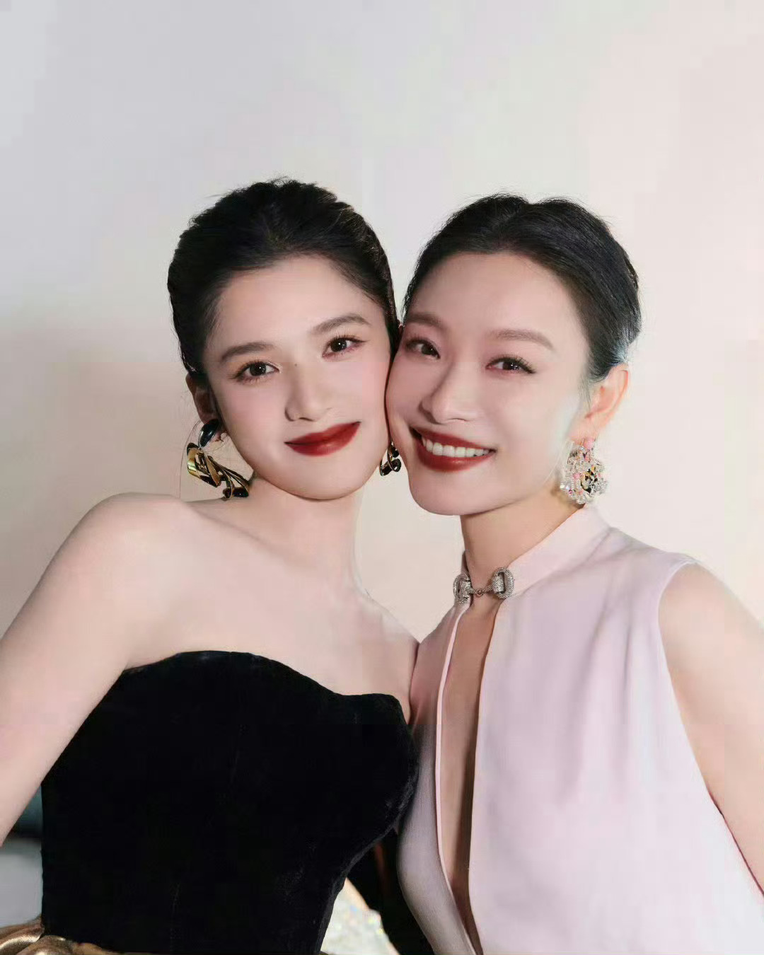 【妇女节快乐】她没在等骑士 她在寻一把利剑        妇女节祝你铮铮,祝你昂
