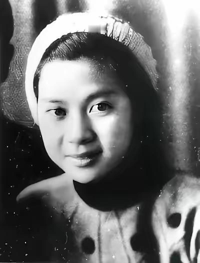 ☀️1942年，女地下党员罗文坤被捕，敌人见她不屈服，就把她放了，并让特务暗中监