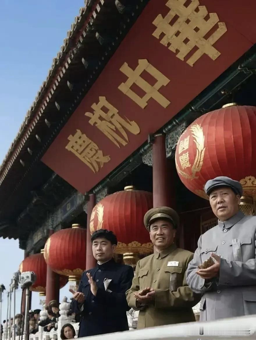 毛泽东思想放光芒，
强大军队保驾护航，
少年强国家旺，
军队强国家强，
国家安全