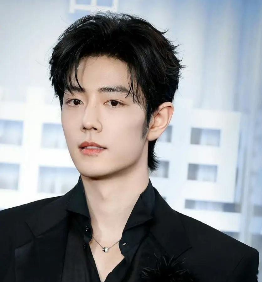 肖战胸肌偷偷藏不住今天又是被肖战内搭扣子“负重前行”的一天！紧实的胸肌线条若隐若