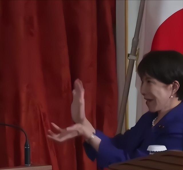 日本首相又闹笑话了吗？和马克龙会晤的时候又引起网友围观。
4月1日的时候，马克龙