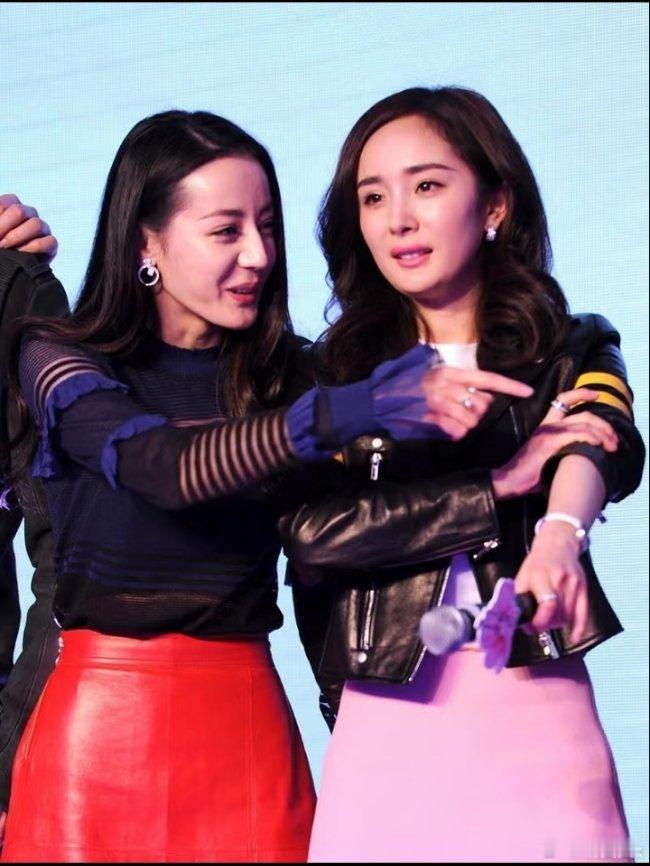 杨幂迪丽热巴嘉行时期同框大家翻出杨幂和迪丽热巴嘉行时期的旧同框照，瞬间勾起满满的