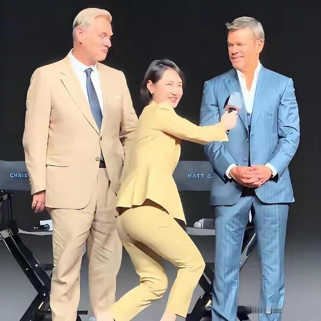 我猜她可能是脑子瞬间短路了！
主持人陈璇为何能做出这样的动作，的确让很多业内人没