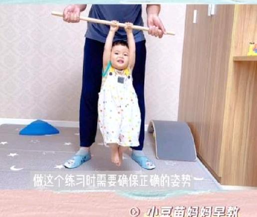 宝宝抗拒培养自理能力很常见，
大概率是觉得动作难、
没兴趣或想彰显自主意识，试试