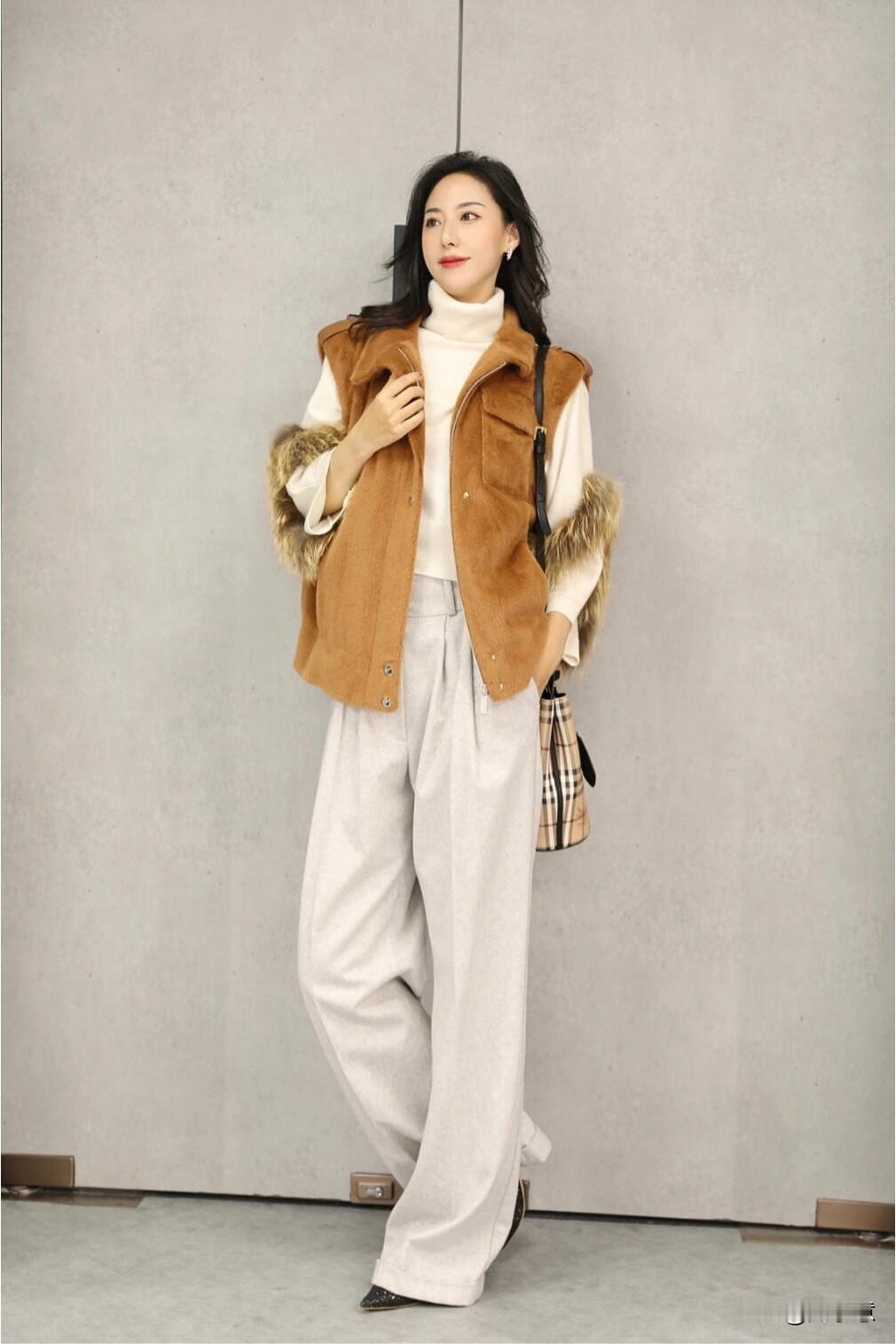 冬日穿搭指南：温暖毛绒背心搭配高领毛衣，简约时尚，尽显优雅气质。